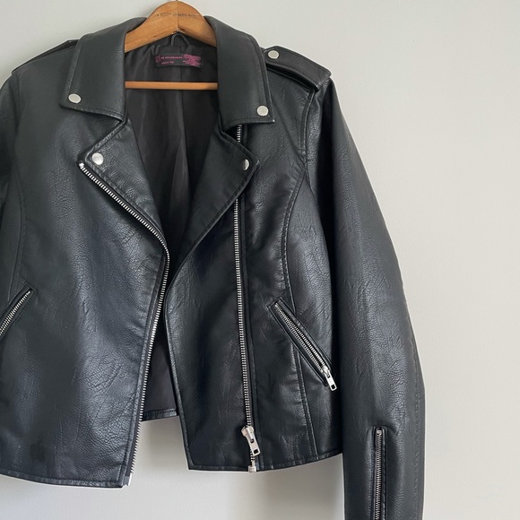 No Boundaries Faux Leather Motorcycle Jacket - Picture 5 of 12